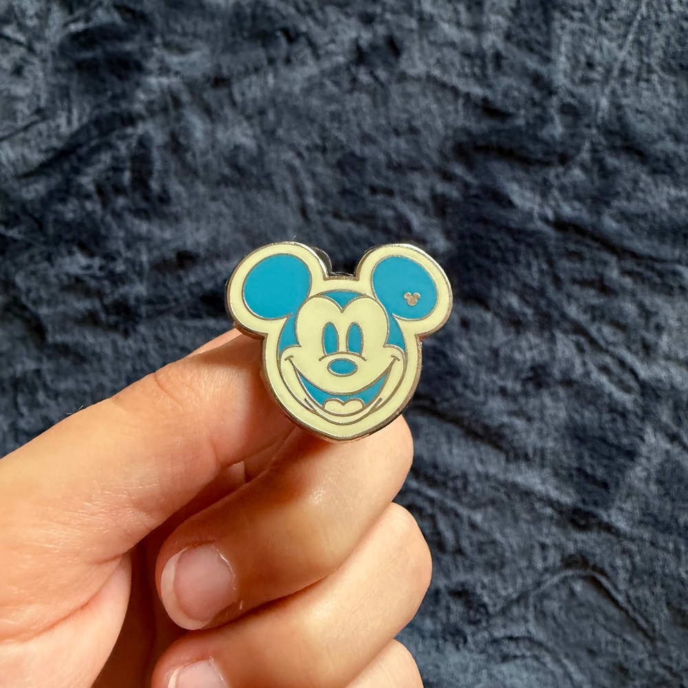 Disney Hidden Mickey Pin Mickey Mouse Face Blue Cream 4 of 5 2008 - D0816